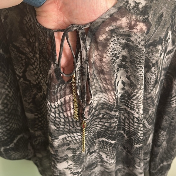 Jennifer Lopez Black and Gray Blouse - Picture 3 of 7